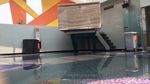 Melihat Kolam Cetek Warna-warni di Lantai 7 Hotel Alexis