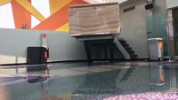 Di ujung kolam terlihat ada stage kecil, kemungkinan dipakai untuk set DJ.