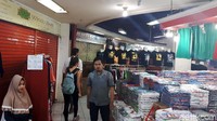 Pengelola Pasar Baru Bandung mengakui jumlah pengunjung menurun sekitar 40% dua tahun terakhir. Saat ini pengunjung Pasar Baru rata-rata hanya mencapai 15 ribu orang per hari.
