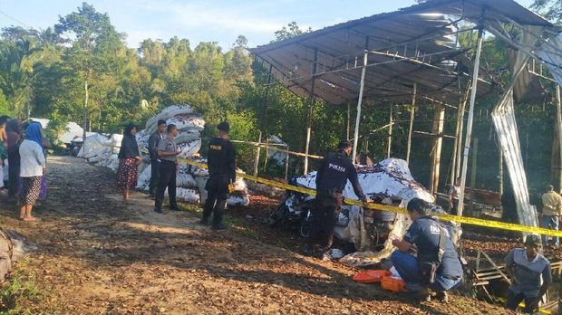 Pemilik pabrik Abriansyah meninggal dunia akibat terkena ledakan.