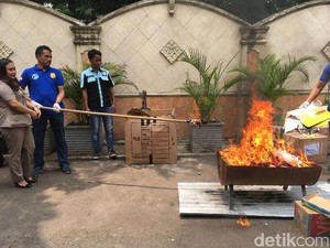 Polres Jakbar Musnahkan 1 Kg Sabu dan 45.000 Pil Happy Five