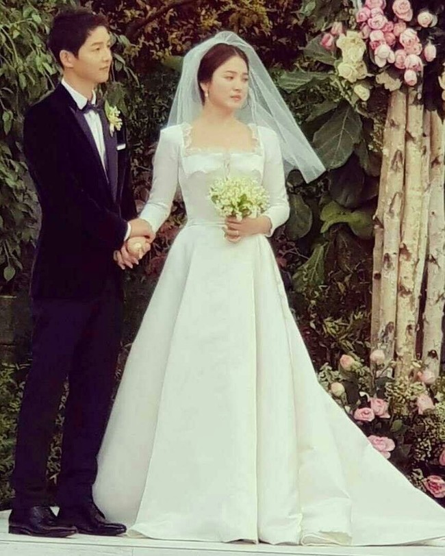 Ballgown berwarna champagne terlihat indah berhias aksen ruffle di garis leher, serta dipercantik detail bordiran dari lace. Foto: Instagram/4ever_kikyo