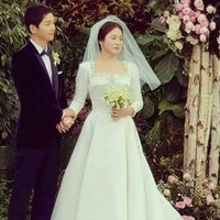 Ballgown berwarna champagne terlihat indah berhias aksen ruffle di garis leher, serta dipercantik detail bordiran dari lace. Foto: Instagram/4ever_kikyo