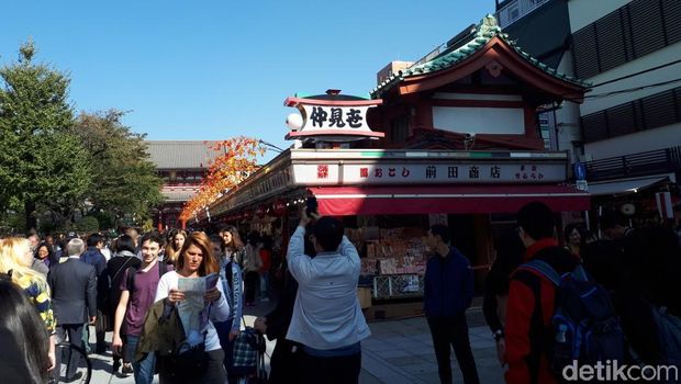 Pusat Oleh-oleh di Kuil Tertua Jepang Pakai CCTV