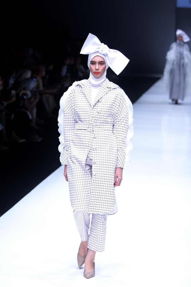 Koleksi terbaru label ETU dari Restu Anggraini yang mengangkat tema Interdecadal di Jakarta Fashion Week 2018, Senayan City, Jakarta, Senin (23/10/2017). Foto: Mohammad Abduh/Wolipop