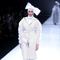 Koleksi terbaru label ETU dari Restu Anggraini yang mengangkat tema Interdecadal di Jakarta Fashion Week 2018, Senayan City, Jakarta, Senin (23/10/2017). Foto: Mohammad Abduh/Wolipop