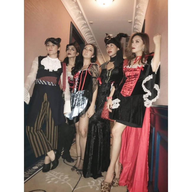 Wulan Guritno menjadi bajak laut yang stylish di pesta Halloween tahun ini. Foto: Dok. Instagram