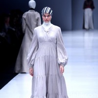 Norma Hauri merilis koleksi baju muslim yang terinspirasi Jacqueline Kennedy di Jakarta Fashion Week 2018, Senayan City, Jakarta, Senin (23/10/2017). Foto: Mohamamd Abdhu/Wolipop
