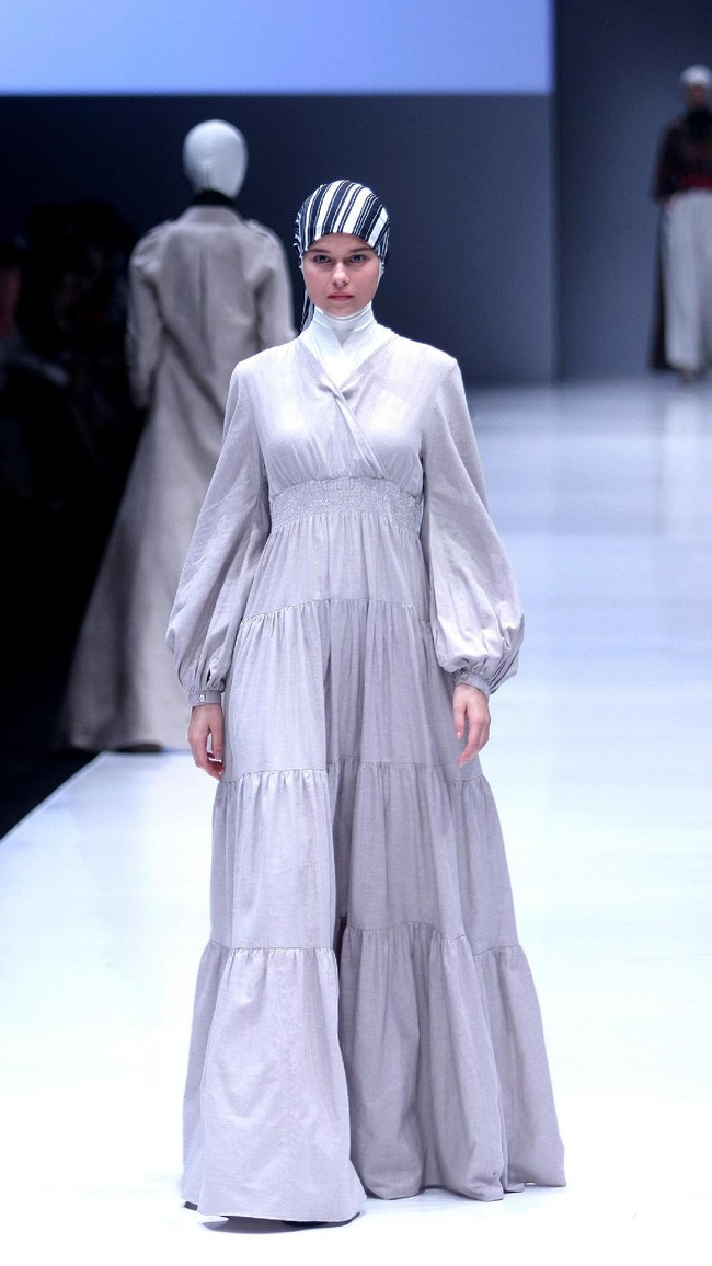 Norma Hauri merilis koleksi baju muslim yang terinspirasi Jacqueline Kennedy di Jakarta Fashion Week 2018, Senayan City, Jakarta, Senin (23/10/2017). Foto: Mohamamd Abdhu/Wolipop