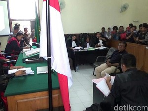 Sidang Unjuk Rasa Bawa Gambar Palu Arit, JPU Putar Bukti Video Demo