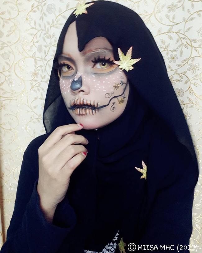 Miisa, hijabers asal Malaysia, populer karena senang tampil dengan kostum animasi. Kali ini ia mencoba makeup seram untuk Halloween. Wanita yang menyebut dirinya Malaysia Hijab Cosplayer (MHC) itu mengambil tema Autumn Skull dengan gaya hijab unik di bagian dahinya. Foto: Dok. Instagram