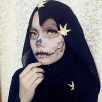 Miisa, hijabers asal Malaysia, populer karena senang tampil dengan kostum animasi. Kali ini ia mencoba makeup seram untuk Halloween. Wanita yang menyebut dirinya Malaysia Hijab Cosplayer (MHC) itu mengambil tema Autumn Skull dengan gaya hijab unik di bagian dahinya. Foto: Dok. Instagram