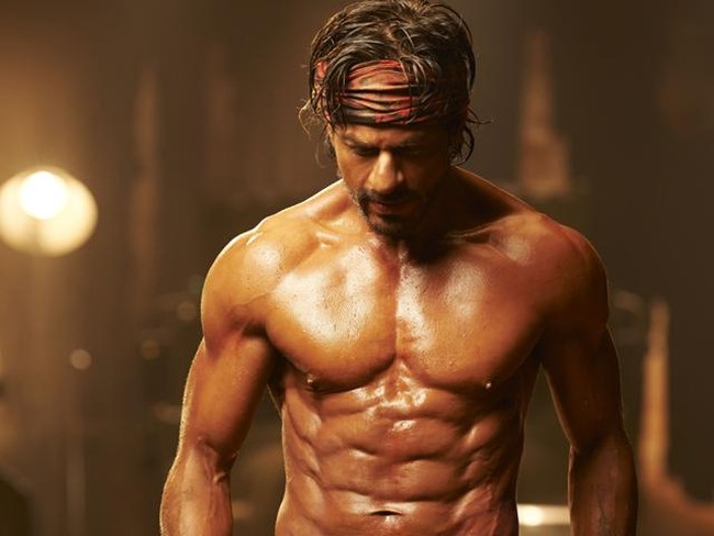 Selain memiliki wajah yang rupawan, Shah Rukh Khan juga memiliki tubuh sehat dengan otot sixpacknya yang mencuri atensi penggemar. Foto: Istimewa