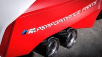 Tak mau kalah garang dengan suara yang dihasilkan motor yang akan dikawal, safety car ini dilengkapi sistem pembuangan dari bahan titanium dan knalpot dari serat karbon. (netcarshow)
