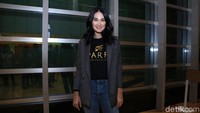 Begini gaya Luna Maya saat sedang tampil kasual saat hadir di sebuah acara belum lama ini. Foto: Hanif Hawari/detikHOT