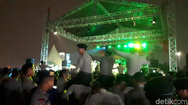 Akrab! Prajurit TNI dan Polri Joget Bareng di Monas