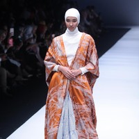 Norma Hauri merilis koleksi baju muslim yang terinspirasi Jacqueline Kennedy di Jakarta Fashion Week 2018, Senayan City, Jakarta, Senin (23/10/2017). Foto: Mohamamd Abdhu/Wolipop