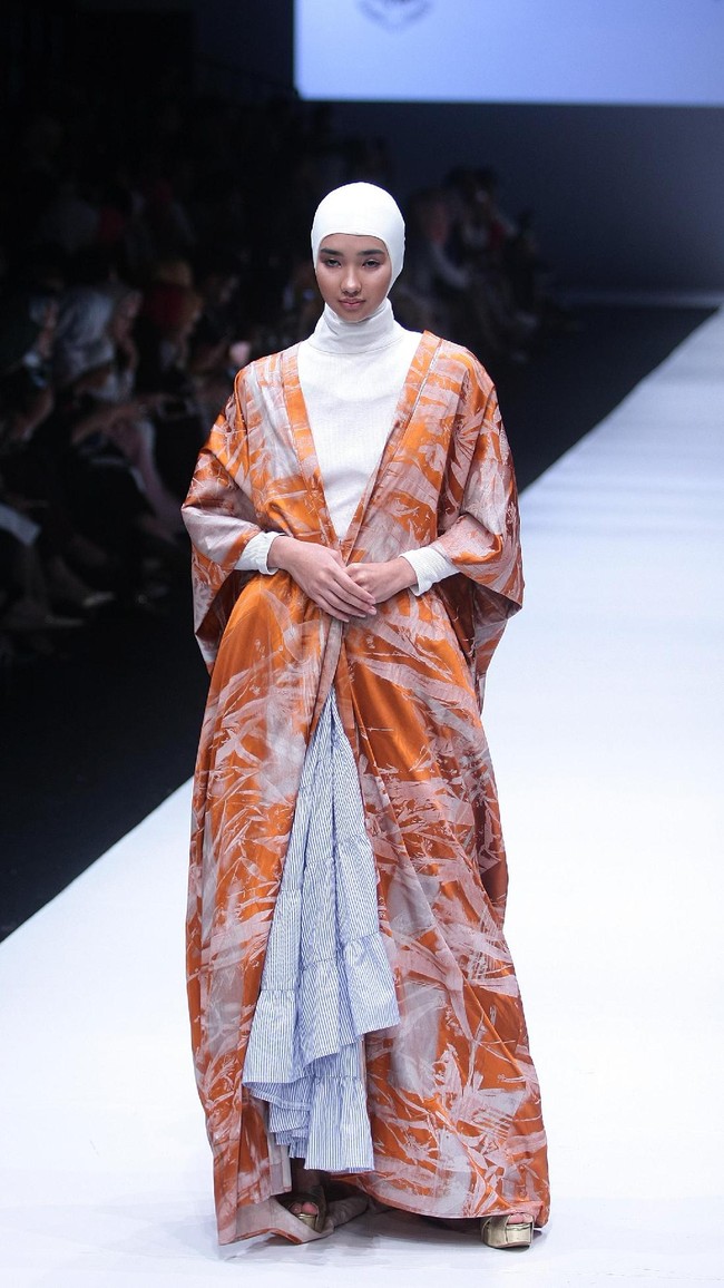 Norma Hauri merilis koleksi baju muslim yang terinspirasi Jacqueline Kennedy di Jakarta Fashion Week 2018, Senayan City, Jakarta, Senin (23/10/2017). Foto: Mohamamd Abdhu/Wolipop