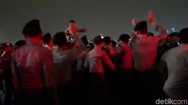 Akrab! Prajurit TNI dan Polri Joget Bareng di Monas