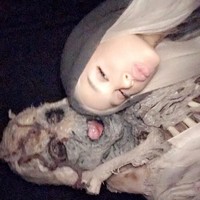 Soal rambut, Ariana memang jarang bergonta-ganti gaya. Sejak awal penampilannya, penyanyi imut ini lebih sering dengan rambut yang dikuncir kuda atau kuncir setengah. Foto: Dok. Instagram