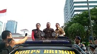 Sandiaga kemudian memantau jalannya aksi dari area Balai Kota. Dia naik ke mobil Korps Brimob