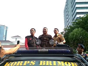 Sandiaga Temui Massa Buruh yang Demo di Depan Balai Kota