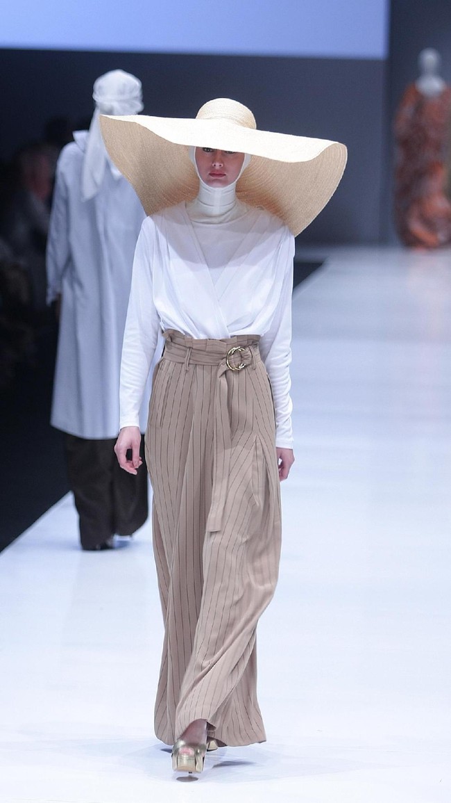 Norma Hauri merilis koleksi baju muslim yang terinspirasi Jacqueline Kennedy di Jakarta Fashion Week 2018, Senayan City, Jakarta, Senin (23/10/2017). Foto: Mohamamd Abdhu/Wolipop