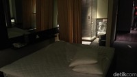 Ada 2 tipe kamar di lantai 7, kamar yang pertama berukuran lebih kecil. Di kamar tersebut ada 1 kasur yang disertai 2 bantal.