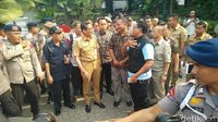 Sandiaga sambangi para buruh yang berdemo di depan Balai Kota DKI Jakarta