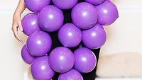 Balon berwarna ungu bisa membantu Anda menciptakan kostum dengan tema buah Anggur. Kaitkan dari balon satu ke balon lainnya dan kenakan slim dress berwarna gelap. Foto: Istimewa