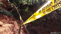 Longsor terjadi akibat hujan deras dengan intensitas tinggi sejak Senin (30/10).