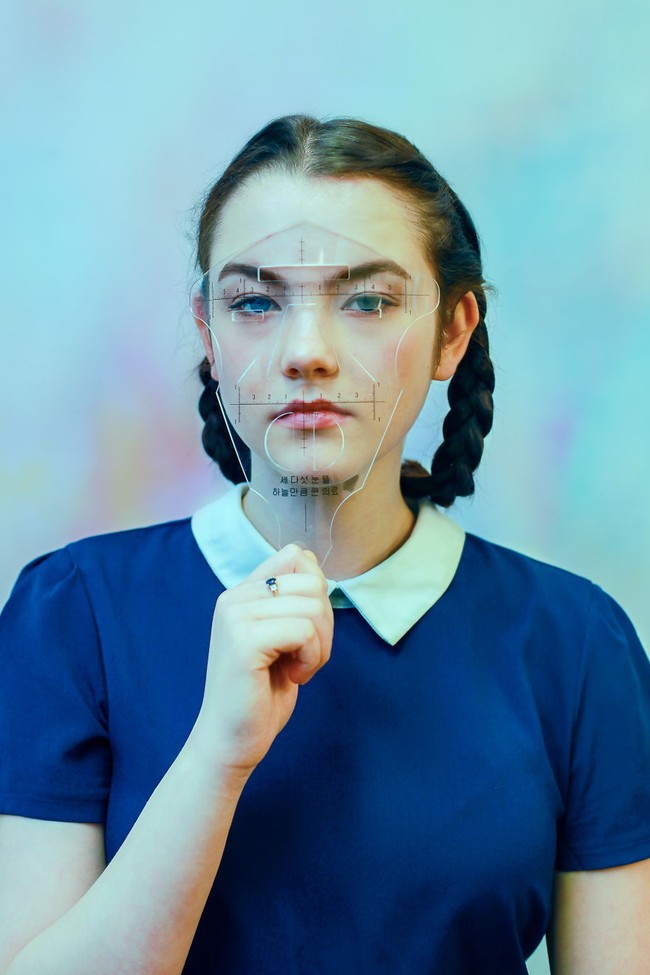 Seorang fotografer wanita bernama Evija Laivina mencoba mengumpulkan alat-alat kecantikan aneh yang ditemuinya di eBay. Kebanyakan produk yang berasal dari China tersebut menjanjikan fitur wajah yang lebih menarik hanya dengan memakainya saja dalam beberapa saat secara berkala. Seri foto yang dinamakan Beauty Warriors tersebut pun mendapat penghargaan LensCulture Portrait Awards 2011. Foto: Evija Laivina