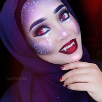 Saraswati merupakan makeup artist berhijab asal Malaysia. Kali ini dandan ala vampire untuk inspirasi makeup Halloween. Gaya hijabnya tetap simpel menggunakan pashmina biru tua hanya bermain pada makeup karakter termasuk gigi runcing khas vampire. Foto: Dok. Instagram