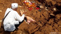 Rumah yang tertimbun longsor di Kampung Muara, Desa Cipelah, Kecamatan Rancabali, Kabupaten Bandung, Jawa Barat