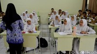 Atilah saat mengikuti kegiatan belajar bersama teman-temannya.