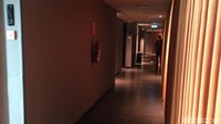 Ada sejumlah pintu di lorong yang temaram. Saat wartawan tiba, pintu-pintu kamar sudah dibuka.