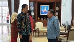 Foto: Jokowi Serahkan Undangan Pernikahan Kahiyang ke Wapres JK