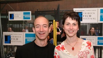 Setelah menikah, Jeff bertanya pada Mackenzie soal ide bisnisnya membuat toko online. Mackenzie merasa suaminya sangat antusias dan mendukungnya. Pada 1994, mereka keluar dari pekerjaan dan pergi ke Seattle untuk mendirikan Amazon. Foto: istimewa  