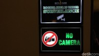Ada tulisan No Camera di griya pijat Alexis. Ada pula peringatan bahwa semua kegiatan diawasi oleh CCTV.