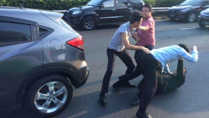 Polisi Telusuri Insiden Adu Jotos karena Saling Salip di Tol