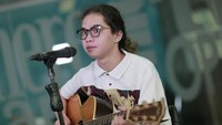 Akhirnya Dul Jaelani merangkai lirik demi lirik dan mengharmonisasikannya bersama irama musik 90-an. Foto: Asep Syaifullah