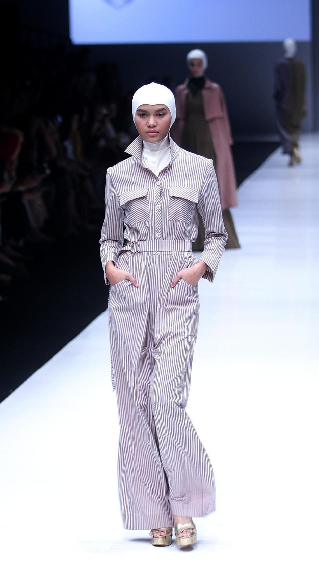 Norma Hauri merilis koleksi baju muslim yang terinspirasi Jacqueline Kennedy di Jakarta Fashion Week 2018, Senayan City, Jakarta, Senin (23/10/2017). Foto: Mohamamd Abdhu/Wolipop