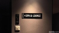 Di sisi kanan, ada lorong dengan tulisan SPA & LOUNGE.