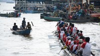 Masyarakat Palembang pun berbondong-bondong datang untuk menyaksikan tradisi di sungai Musi ini. Ramai banget (Raja Adil/detikTravel)