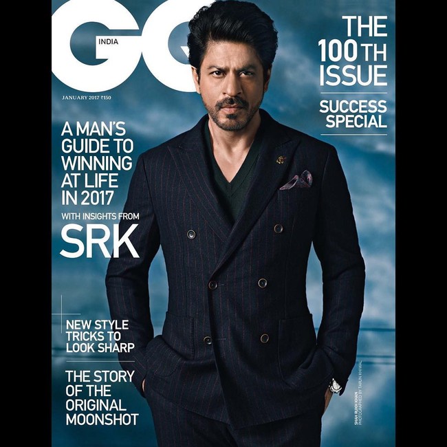 Meski berusia 52 tahun, pesona yang dimiliki Shah Rukh Khan menjadikannya dirinya masih dipercaya menjadi cover majalah GQ India.  Foto: Instagram
