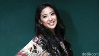 Oliv tampak ceria kala berpose di depan kamera.