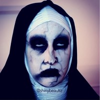 Makeup artist berhijab lain yang juga menerapkan makeup untuk Halloween adalah hijabers berdarah Kuwait, Zakia Wahbi. Wanita dengan akun Instagram @shinybeautiz itu membuat tutorial makeup valak untuk Halloween. Penampilannya sungguh seram dengan perpaduan kerudung putih dan hitam. Foto: Dok. Instagram