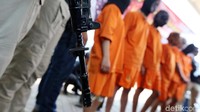 Komplotan tersebut yang ikut memicu tawuran di daerah Tambak dan Menteng Tenggulun, Manggarai.