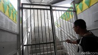 Pintu masuk halte masih digembok.