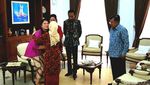 Foto: Jokowi Serahkan Undangan Pernikahan Kahiyang ke Wapres JK